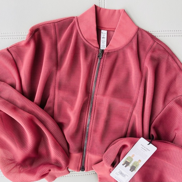 New with tags 
Alo Yoga
Field Crop Top | Jacket 
Color: Rosewood 
Size: XS - Picture 5 of 16